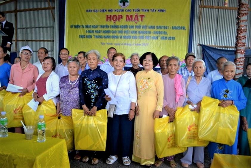 Tặng qu&agrave; NCT kh&oacute; khăn tỉnh T&acirc;y Ninh. Ảnh IT