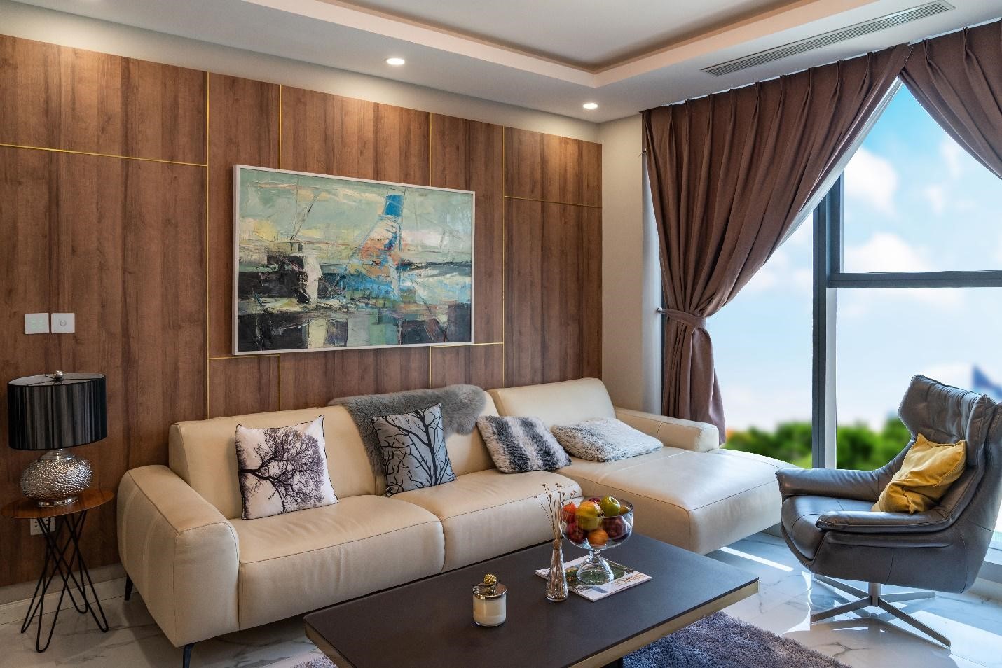 Ph&ograve;ng kh&aacute;ch trang bị k&iacute;nh Low-E tạo cảm gi&aacute;c sang trọng, hiện đại.