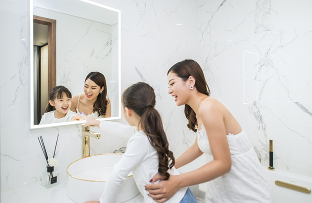 Ph&ograve;ng vệ sinh với c&aacute;c thiết bị mạ v&agrave;ng tăng th&ecirc;m phần sang trọng cho căn hộ