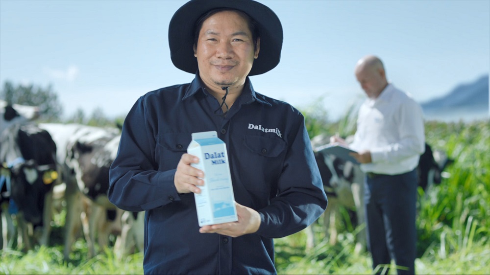 Dalatmilk ghi dấu ấn đậm n&eacute;t trong l&ograve;ng c&aacute;c kh&aacute;ch h&agrave;ng tin y&ecirc;u bởi d&ograve;ng sữa ho&agrave;n to&agrave;n từ sữa tươi cao nguy&ecirc;n chất lượng cao