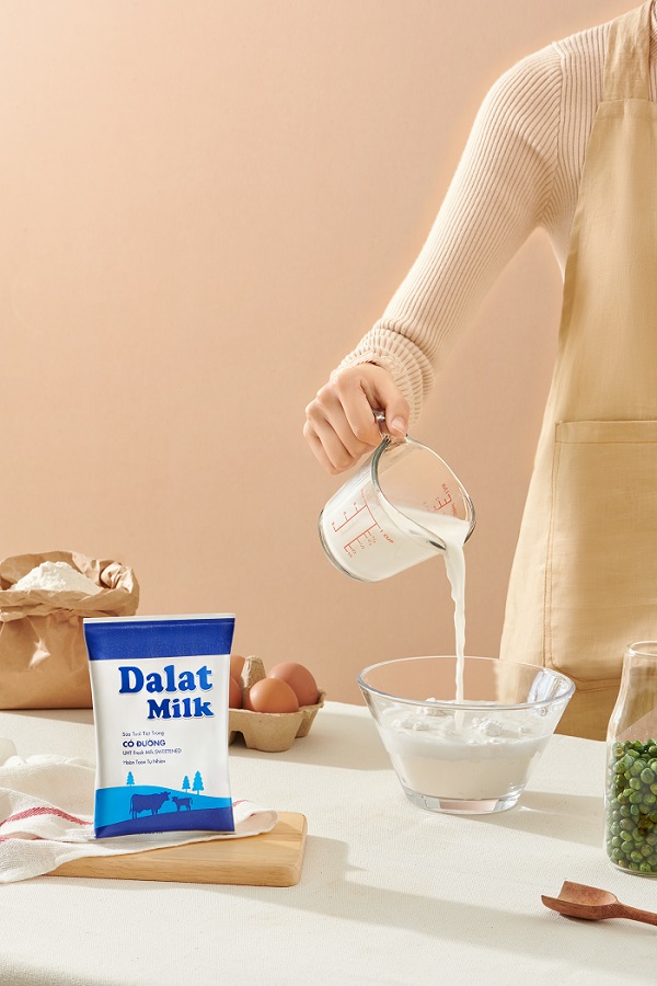 Sản phẩm Sữa tươi tiệt tr&ugrave;ng Dalatmilk trong bịch giấy 220ml