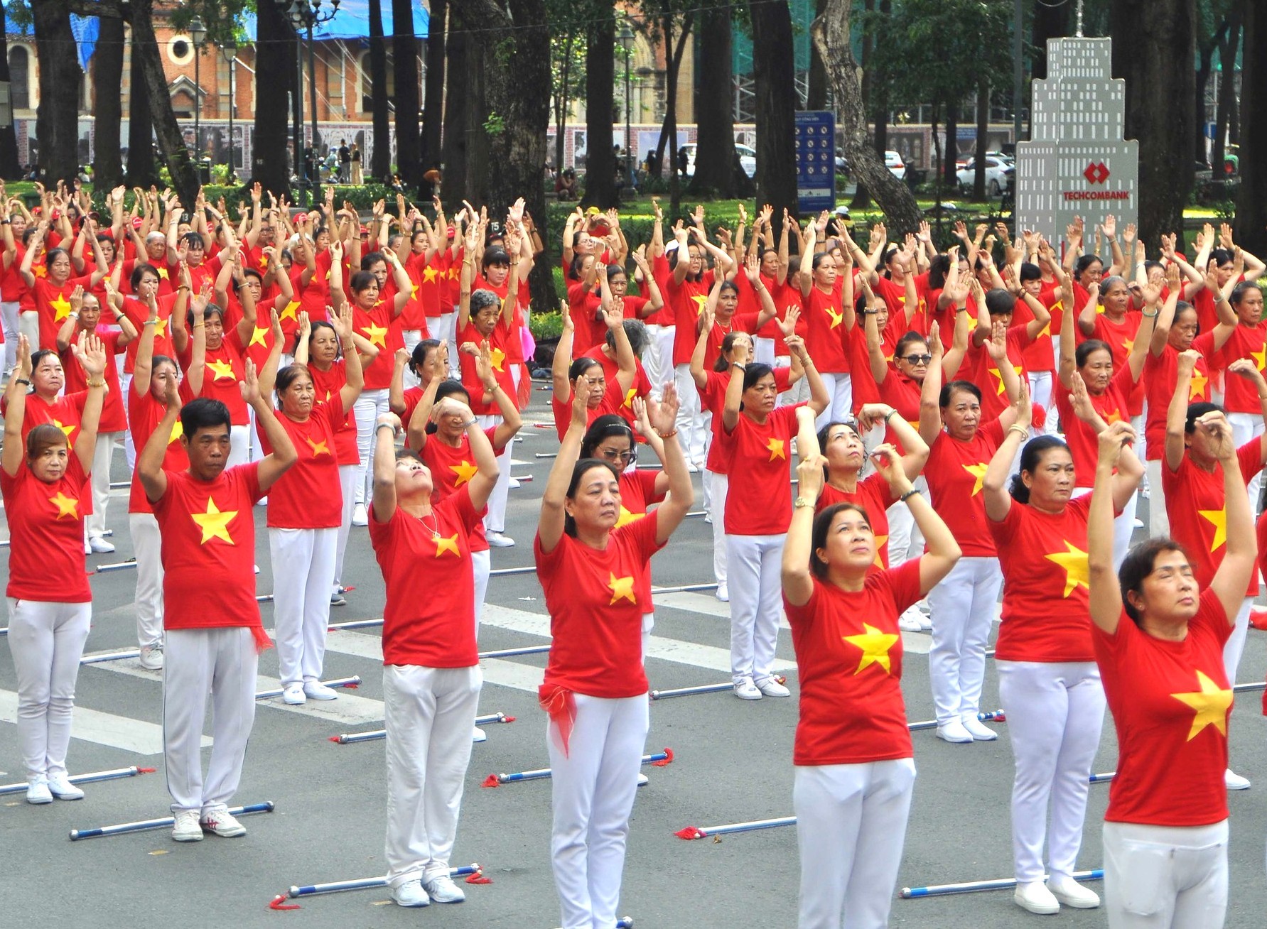 NCT TP Hồ Ch&iacute; Minh đồng diễn thể dục dưỡng sinh. Ảnh IT