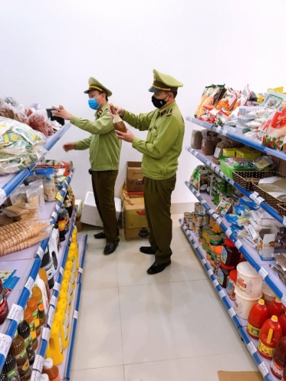 Lạng Sơn: Xử phạt cơ sở bán hàng trăm sản phẩm thực phẩm nhập lậu trên mạng xã hội