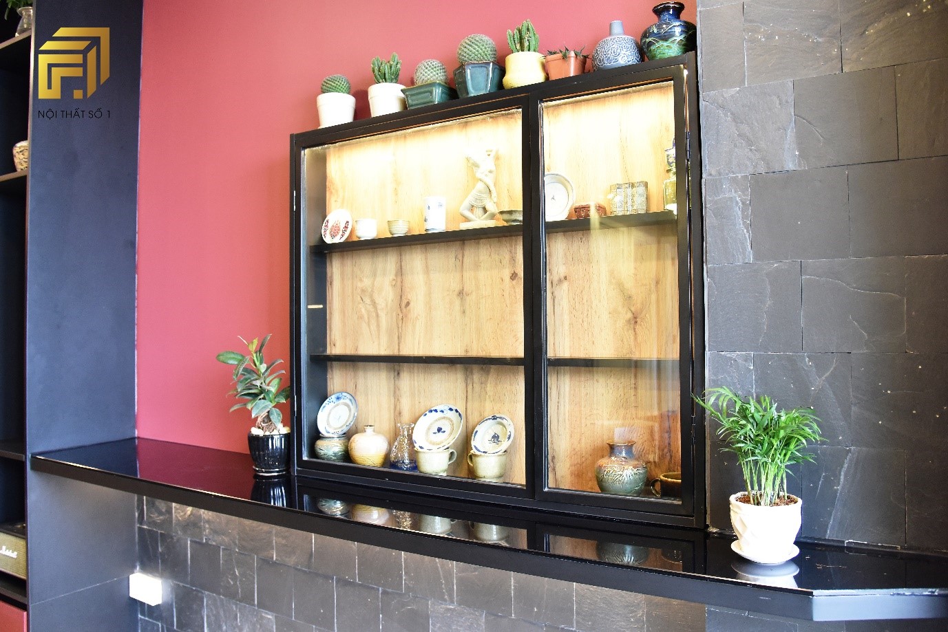 Kệ tủ nhỏ chứa bộ sưu tập đồ cổ của chủ nh&acirc;n căn hộ Kosmo T&acirc;y Hồ
