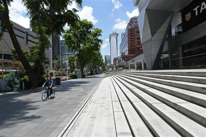 Giao th&ocirc;ng thưa thớt tại một tuyến phố ở Singapore khi lệnh c&aacute;ch ly x&atilde; hội được ban h&agrave;nh do dịch COVID-19 ng&agrave;y 31/3/2020. Ảnh: THX/TTXVN