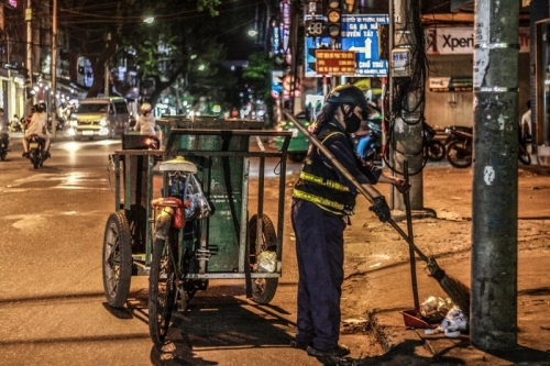 Tiếng chổi tre giữa mùa Covid-19