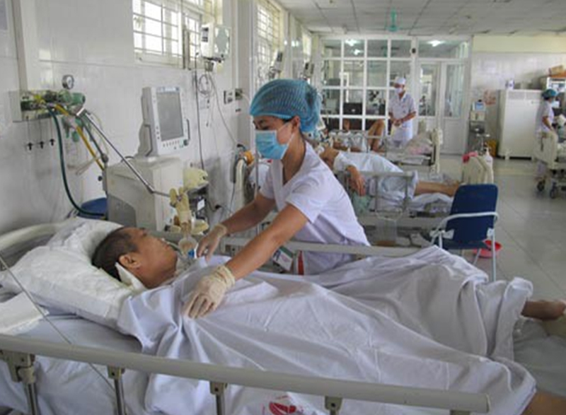 B&aacute;c sĩ ở H&agrave;m Thuận Bắc đang Chăm s&oacute;c cho NCT