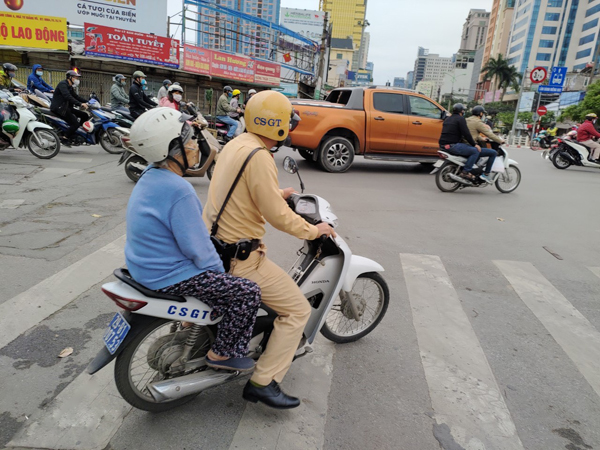 Chiến sỹ Đội CSGT số 3 chở cụ b&agrave; Đỗ Thị H&agrave;o về C&ocirc;ng an phường Th&agrave;nh C&ocirc;ng x&aacute;c minh th&ocirc;ng tin gia đ&igrave;nh con trai cụ.