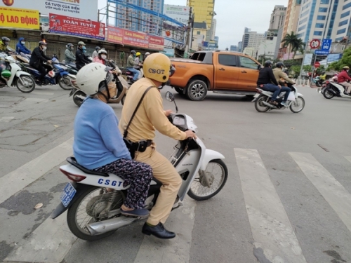 Đội CSGT số 3: Giúp đỡ người dân là nhiệm vụ