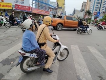 Đội CSGT số 3: Giúp đỡ người dân là nhiệm vụ