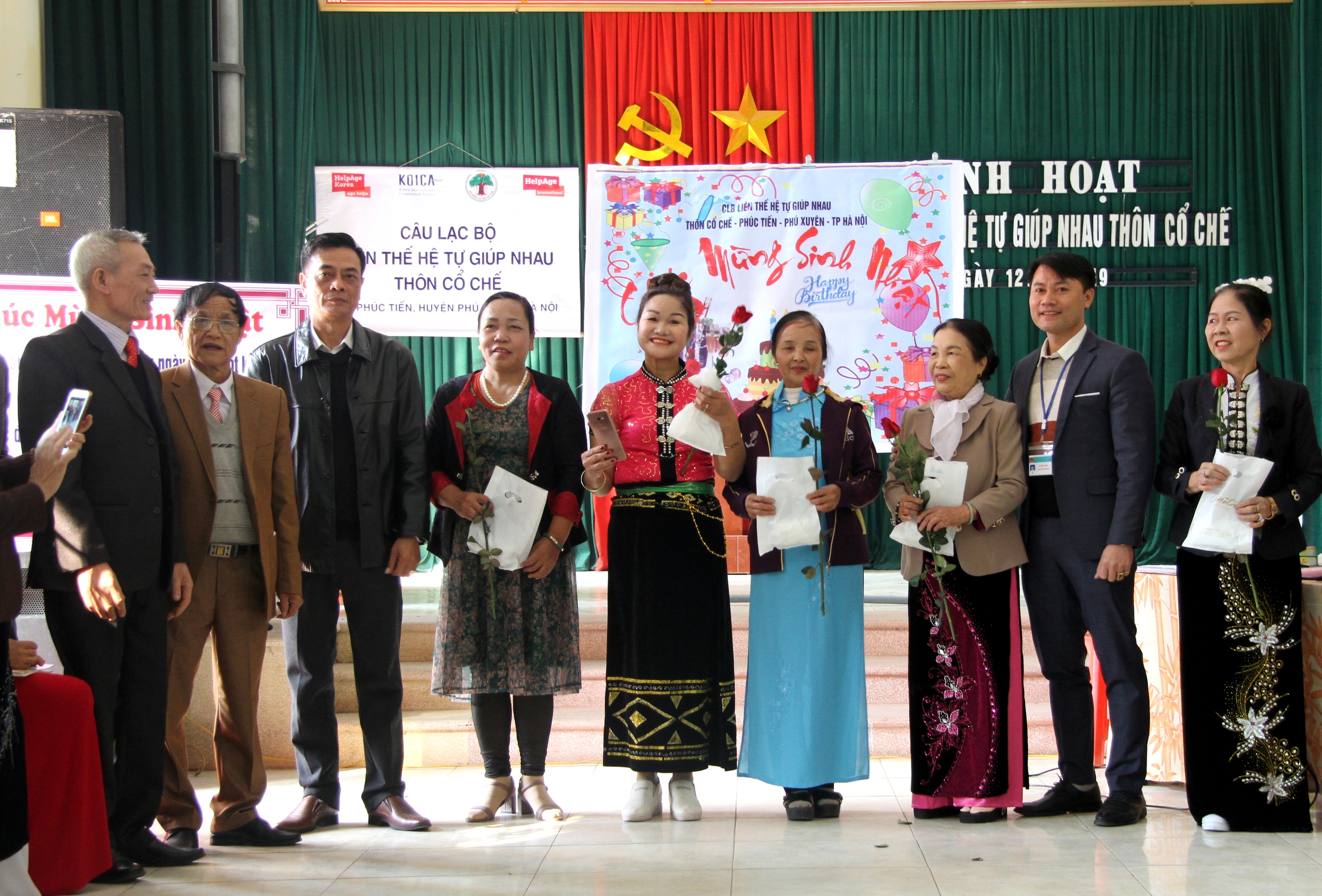 Buổi sinh hoạt của CLB Li&ecirc;n thế hệ tự gi&uacute;p nhau ở Ph&uacute; Xuy&ecirc;n