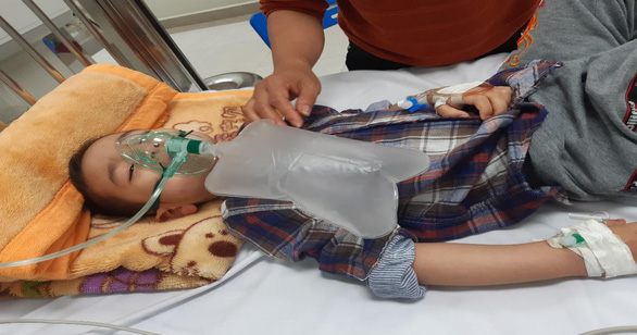 B&eacute; C. được cấp cứu kịp thời v&agrave; đ&atilde; qua cơn nguy kịch sau khi ngộ độc - Ảnh: Bệnh viện cung cấp