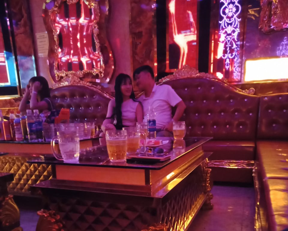 Cần làm rõ việc ông Viện phó hát karaoke có “tay vịn” trong giờ ...