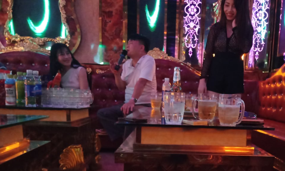H&igrave;nh ảnh bạn đọc cung cấp về &ocirc;ng L&ecirc; Văn Thứ đang h&aacute;t karaoke
