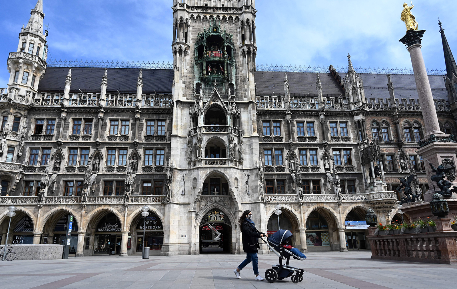 Quảng trường Marienplatz vắng người ở Munich, Đức ng&agrave;y 21/4/2020. Ảnh: AFP/Getty Images