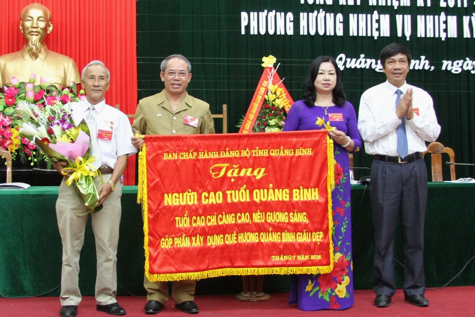 BCH Đảng bộ tỉnh tặng Hội NCT bức trướng