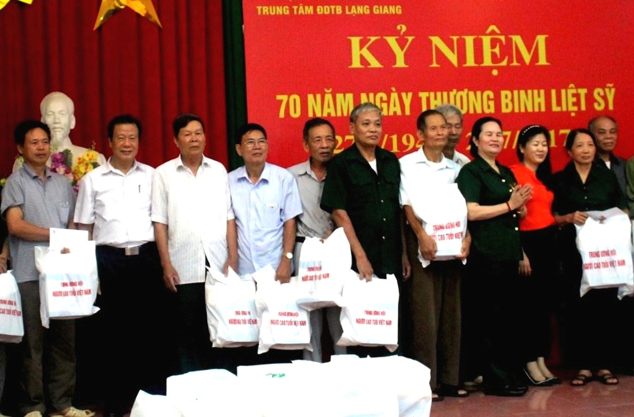 Ph&oacute; Chủ tịch Thường trực Đ&agrave;m Hữu Đắc tặng qu&agrave; người c&oacute; c&ocirc;ng tỉnh Bắc Giang