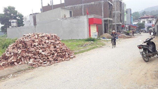 Đất thu hồi n&oacute;i để x&acirc;y dựng chợ, nhưng lại ph&acirc;n l&ocirc; b&aacute;n nền, đấu gi&aacute; theo gi&aacute; đất ở