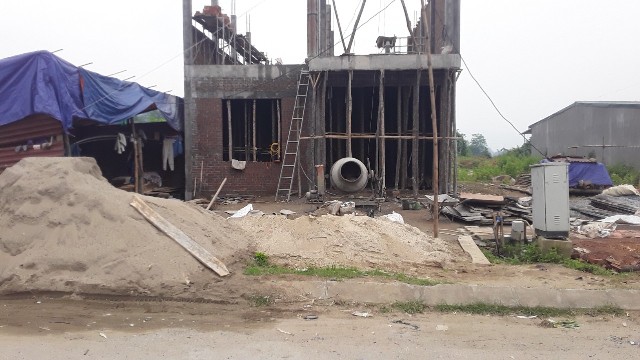 Đất n&ocirc;ng nghiệp UBND huyện bồi thường 8.000 đồng/m2, rồi đấu gi&aacute; đất ở, hộ gia đ&igrave;nh mua đang x&acirc;y nh&agrave; ki&ecirc;n cố