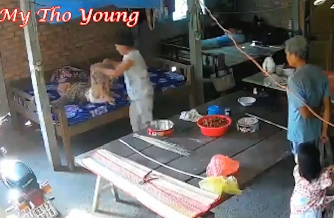 Cặp vợ chồng bạo hành mẹ già 88 tuổi lĩnh án