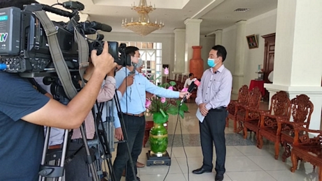 &Ocirc;ng Lữ Quang Ngời, Chủ tịch UBND tỉnh Vĩnh trả lời phỏng vấn b&aacute;o ch&iacute; ng&agrave;y 20/4, thời điểm xảy ra sư việc
