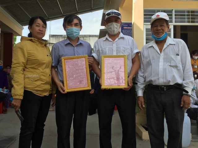 Chủ tịch UBND x&atilde; Mỹ Ch&aacute;nh trao thư c&aacute;m ơn cho c&aacute;c Mạnh Thường Qu&acirc;n