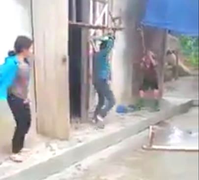 Con trai d&ugrave;ng ghế phang thẳng v&agrave;o người mẹ. Ảnh cắt từ clip