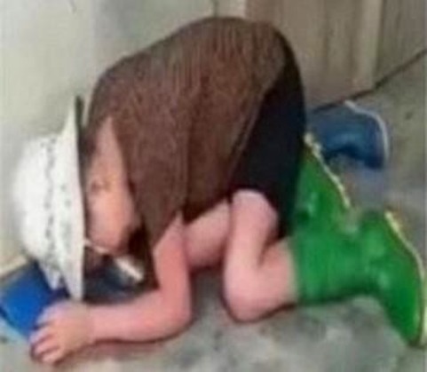 B&agrave; Xay gục tại chỗ sau khi con trai d&ugrave;ng ghế phang v&agrave;o đầu. Ảnh cắt từ clip