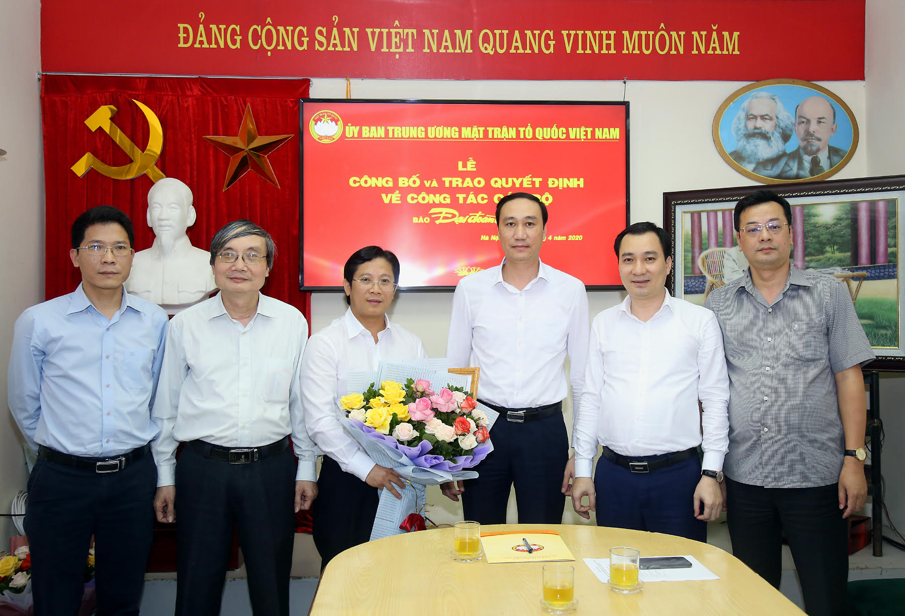 Ph&oacute; Chủ tịch Ph&ugrave;ng Kh&aacute;nh T&agrave;i, Ph&oacute; Tổng Bi&ecirc;n tập phụ tr&aacute;ch B&aacute;o Đại Đo&agrave;n Kết Nguyễn Quốc Kh&aacute;nh c&ugrave;ng l&atilde;nh đạo một số ban, đơn vị thuộc cơ quan UBTƯ MTTQ Việt Nam ch&uacute;c mừng nh&agrave; b&aacute;o L&ecirc; Anh Đạt. Ảnh: Kỳ Anh.