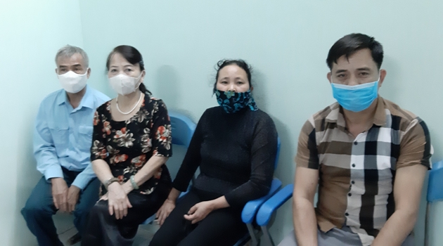 b&agrave; Ho&agrave;ng Thị Minh ( người thứ 2 từ tr&aacute;i qua phải)