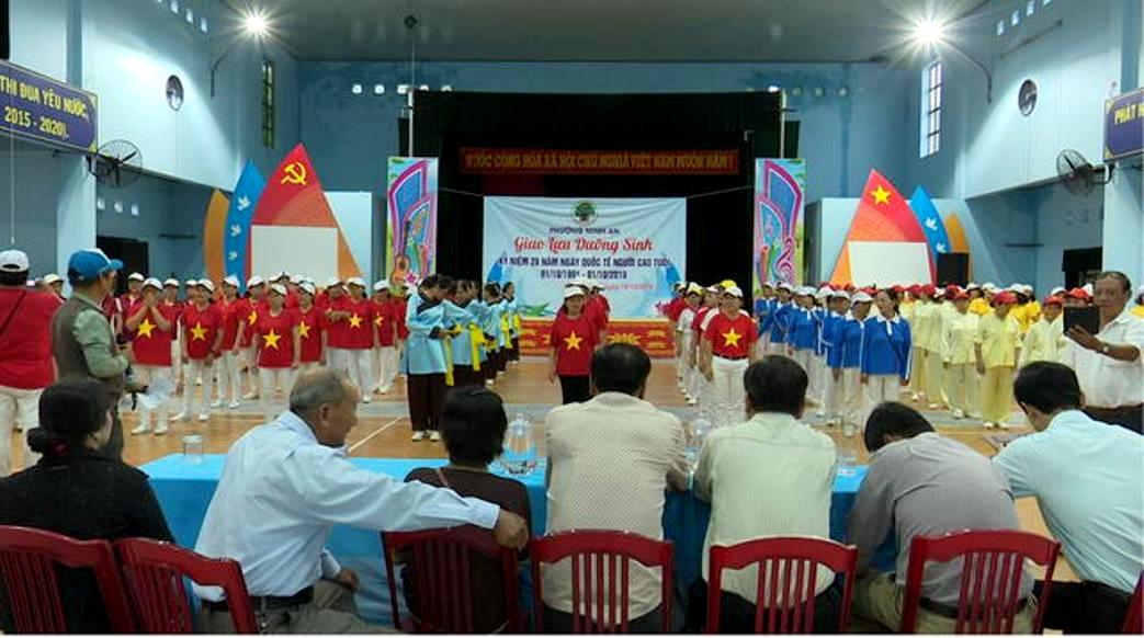 Đồng diễn dưỡng sinh ch&agrave;o mừng Ng&agrave;y Quốc tế NCT ở Hội An