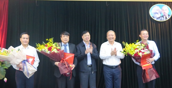 L&atilde;nh đạo Ban Tuy&ecirc;n gi&aacute;o Trung ương trao quyết định v&agrave; ch&uacute;c mừng c&aacute;c c&aacute;n bộ được điều động, bổ nhiệm.