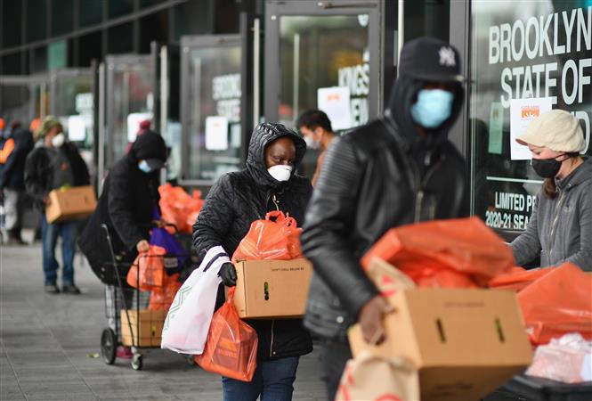 Người d&acirc;n xếp h&agrave;ng nhận suất ăn miễn ph&iacute; tại ng&acirc;n h&agrave;ng thực phẩm ở Brooklyn, New York, Mỹ, ng&agrave;y 24/4/2020. Ảnh: AFP