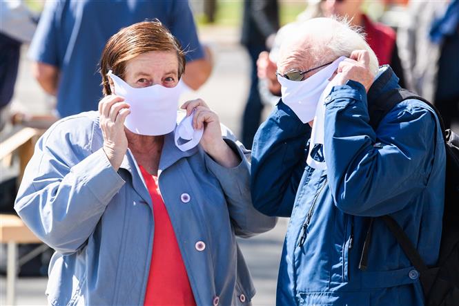 Người d&acirc;n đeo khẩu trang nhằm ngăn chặn sự l&acirc;y lan của dịch COVID-19 tại Saxony, Đức ng&agrave;y 20/4/2020. Ảnh: THX/TTXVN