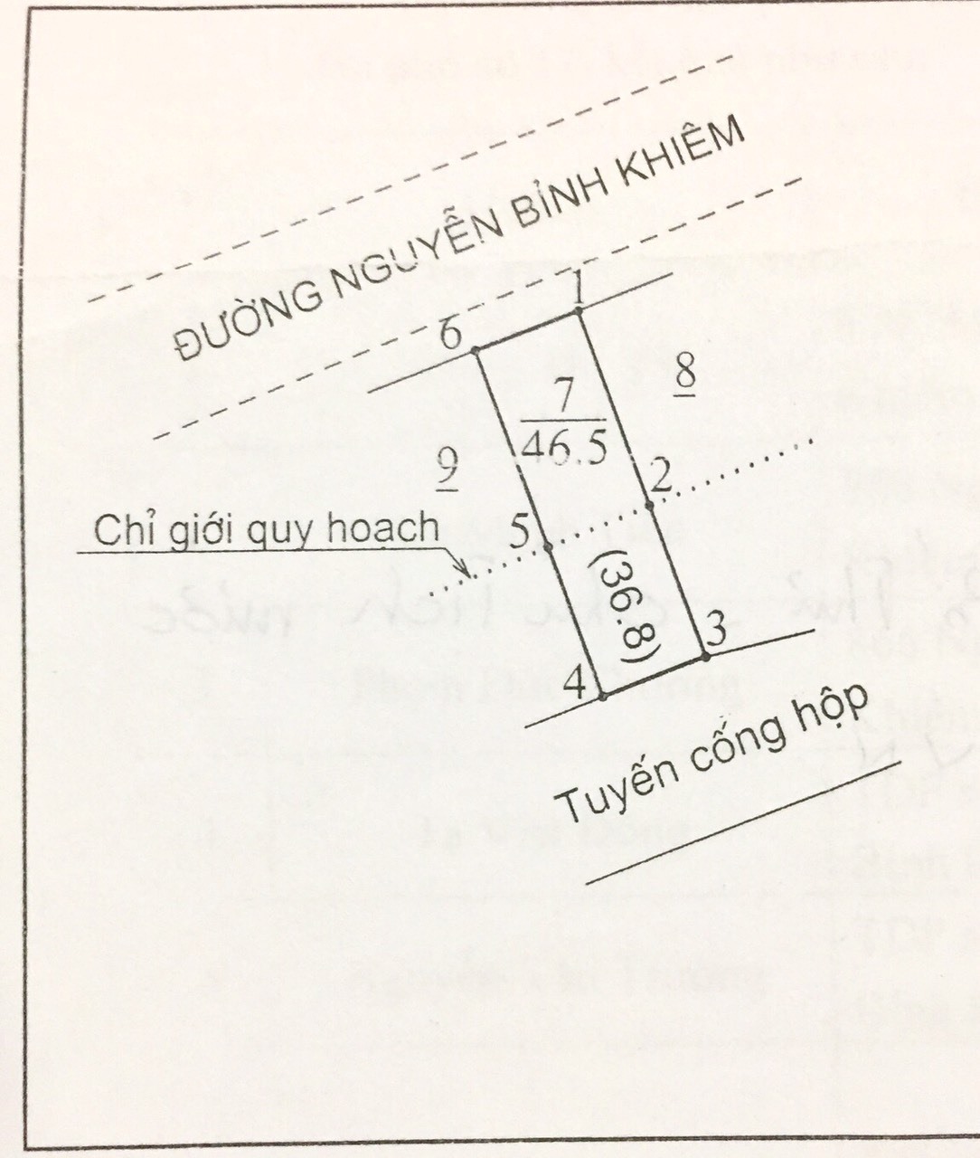 B&agrave; Mạc Thị Tuyết cho rằng quy hoạch ng&agrave;y đầu n&oacute;i r&otilde; thửa đất nh&agrave; b&agrave; chỉ thu hồi 6m2 để mở rộng đường nhưng kh&ocirc;ng hiểu v&igrave; sao nh&agrave; b&agrave; lại đ&ograve;i thu hồi to&agrave;n bộ đất để giao cho C&ocirc;ng ty Anh Quốc l&agrave;m trồng c&acirc;y