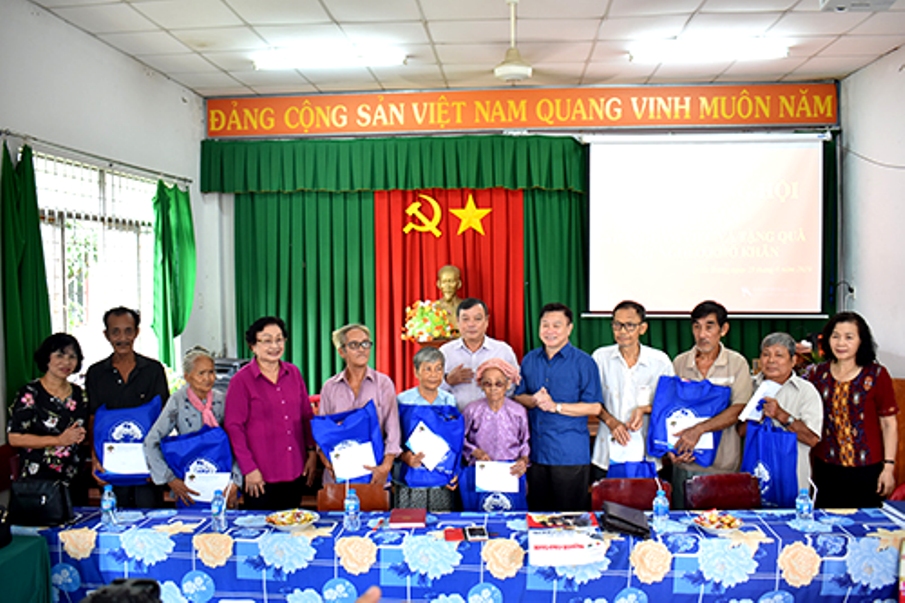 L&atilde;nh đạo TƯ Hội tặng qu&agrave; NCT ngh&egrave;o tỉnh Tiền Giang. Ảnh IT
