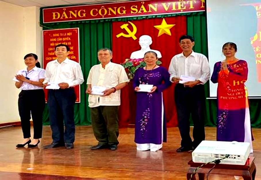 Khen thưởng hội vi&ecirc;n NCT ti&ecirc;u biểu tỉnh B&agrave; Rịa - Vũng T&agrave;u. Ảnh IT