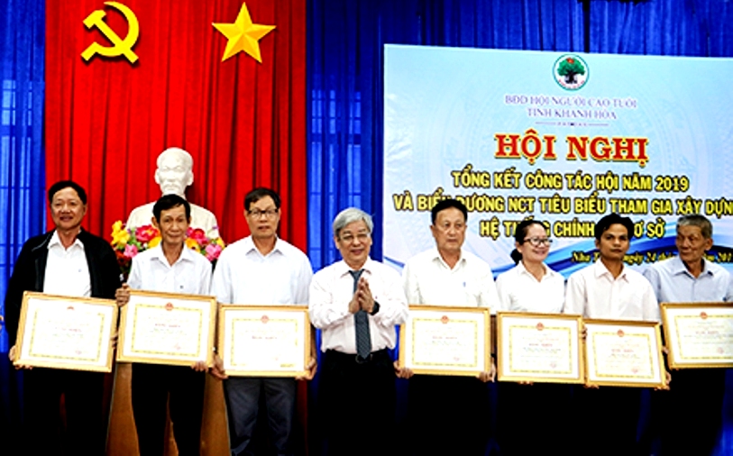 Khen thưởng NCT ti&ecirc;u biểu tham gia x&acirc;y dựng hệ thống ch&iacute;nh trị tỉnh Kh&aacute;nh H&ograve;a. Ảnh IT