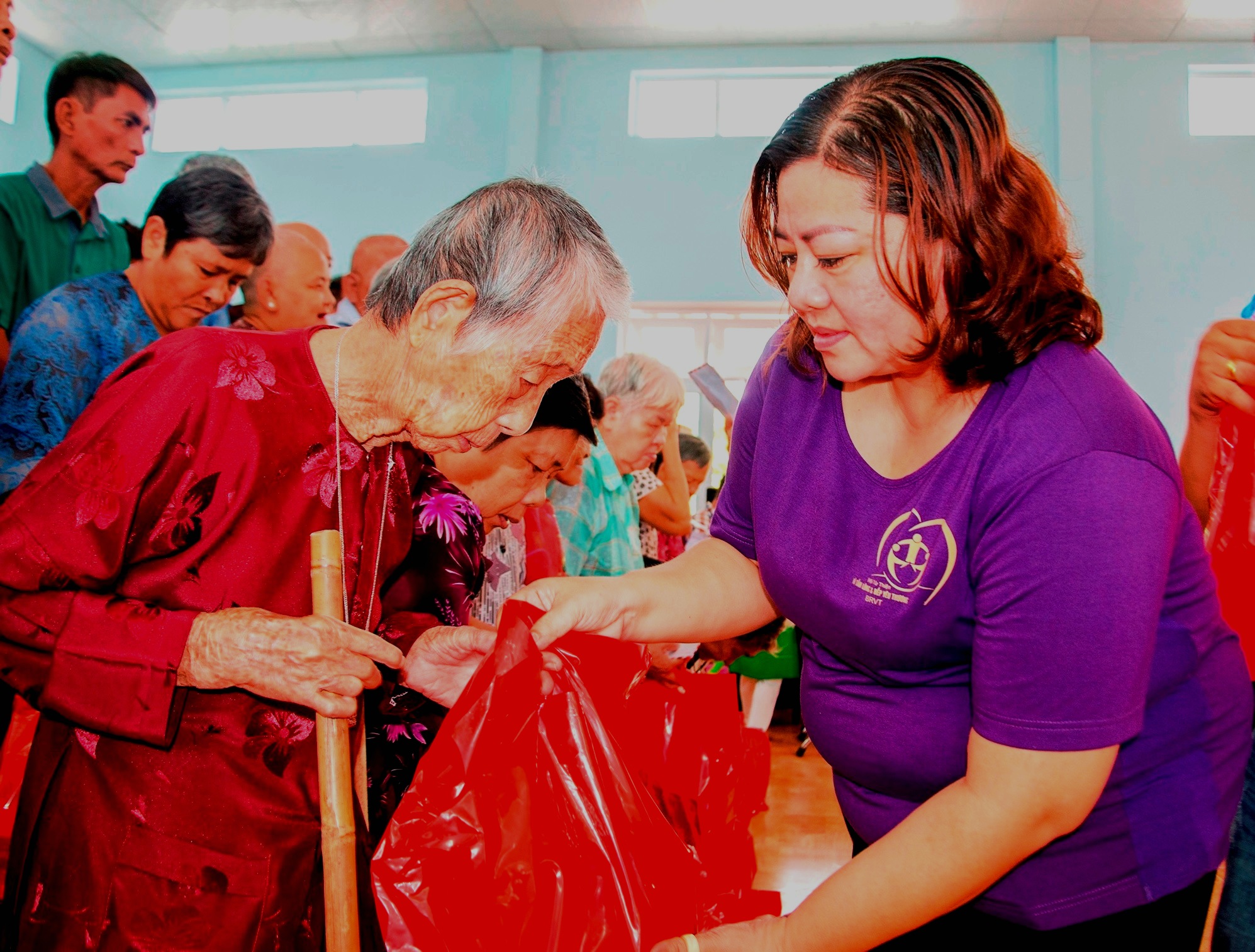 Tặng qu&agrave; NCT tỉnh B&agrave; - Rịa Vũng T&agrave;u. Ảnh IT