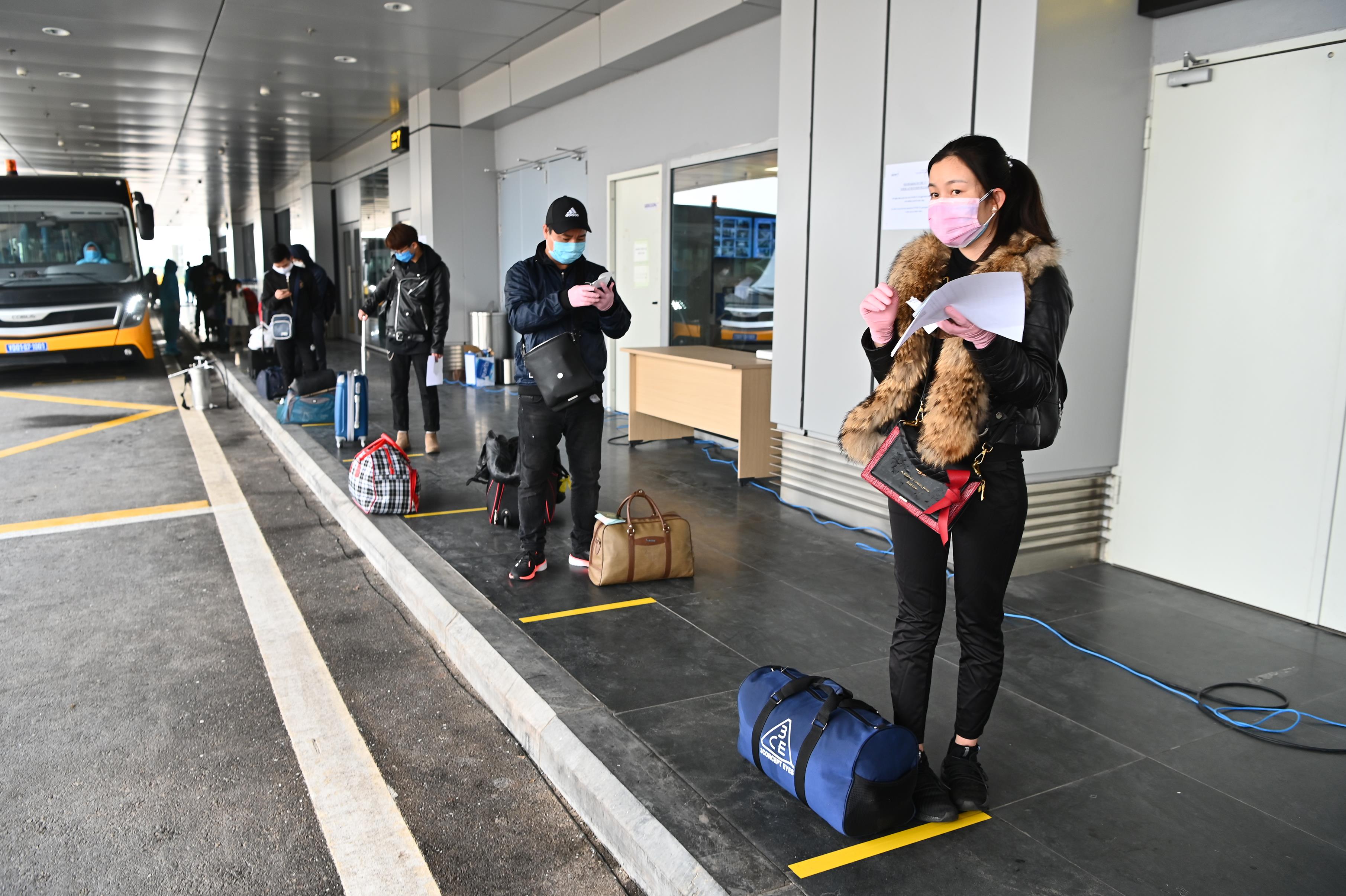 S&acirc;n bay V&acirc;n Đồn kẻ sẵn vạch v&agrave;ng, bố tr&iacute; h&agrave;nh kh&aacute;ch xếp h&agrave;ng l&agrave;m thủ tục c&aacute;ch nhau 2m