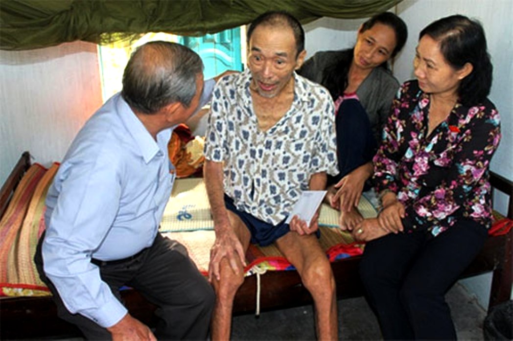 Tặng qu&agrave; NCT c&oacute; ho&agrave;n cảnh kh&oacute; khăn tỉnh B&igrave;nh Thuận. Ảnh IT