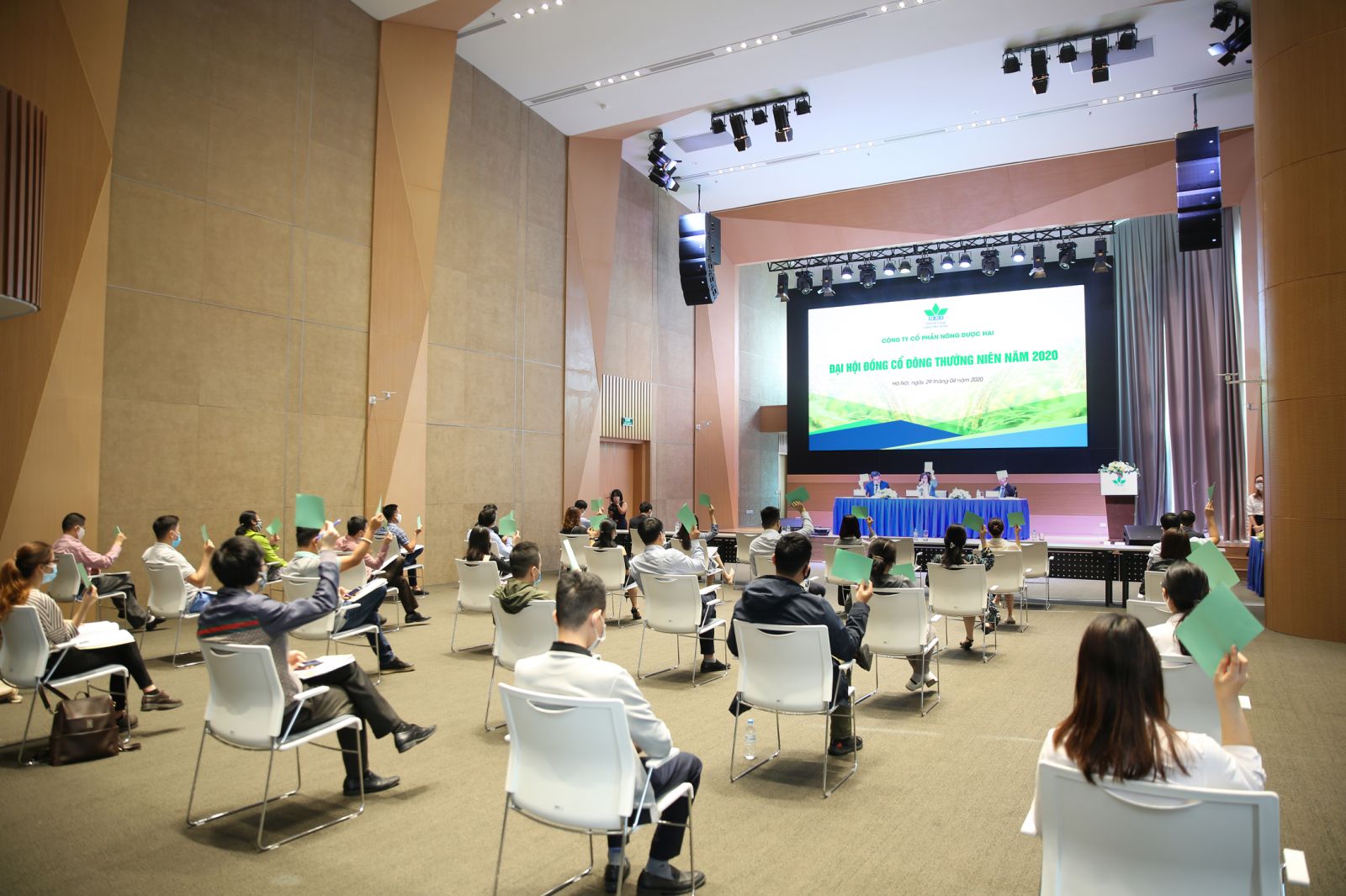 Cổ đ&ocirc;ng biểu quyết th&ocirc;ng qua c&aacute;c nội dung đại hội