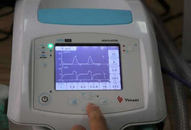 M&aacute;y thở VSmart VFS-510 do Vingroup sản xuất với tỉ lệ nội địa h&oacute;a 70%..