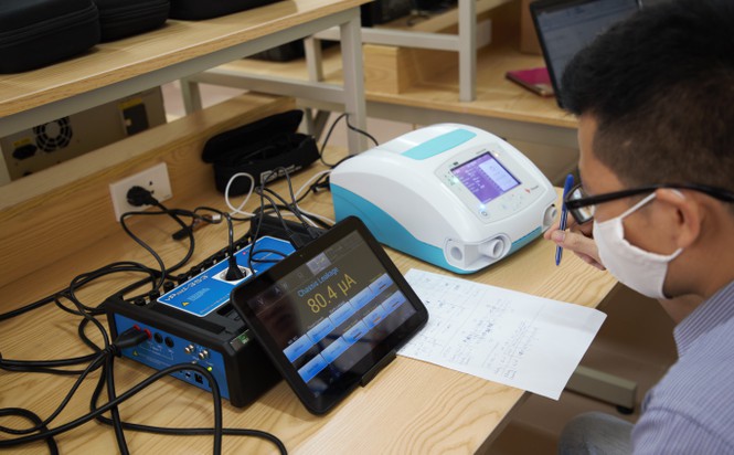 C&aacute;n bộ kỹ thuật bộ phận Đo lường Y tế, Viện Đo lường Việt Nam thuộc Tổng cục Ti&ecirc;u chuẩn Đo lường Chất lượng thực hiện đo lường thử nghiệm cho m&aacute;y thở VFS-510..