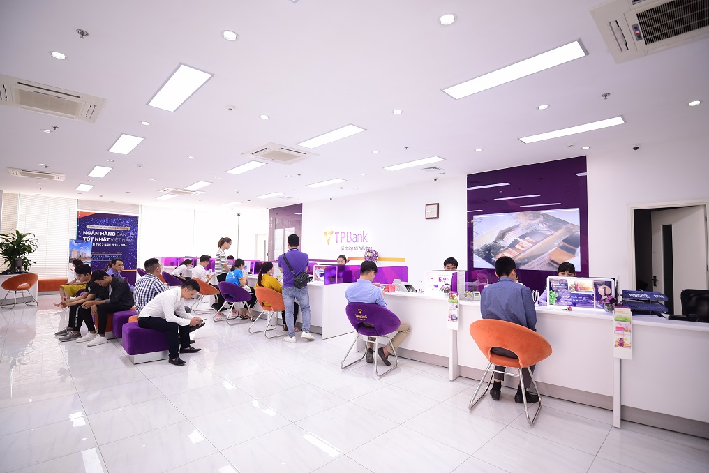Kh&ocirc;ng gian trong c&aacute;c điểm giao dịch của TPBank được b&agrave;i tr&iacute; khoa học theo xu hướng mở, c&ugrave;ng với đ&oacute;, m&agrave;u sắc, &aacute;nh s&aacute;ng trong mỗi điểm giao dịch cũng được bố tr&iacute; hợp l&yacute;, đem đến cảm gi&aacute;c thoải m&aacute;i cho kh&aacute;ch h&agrave;ng