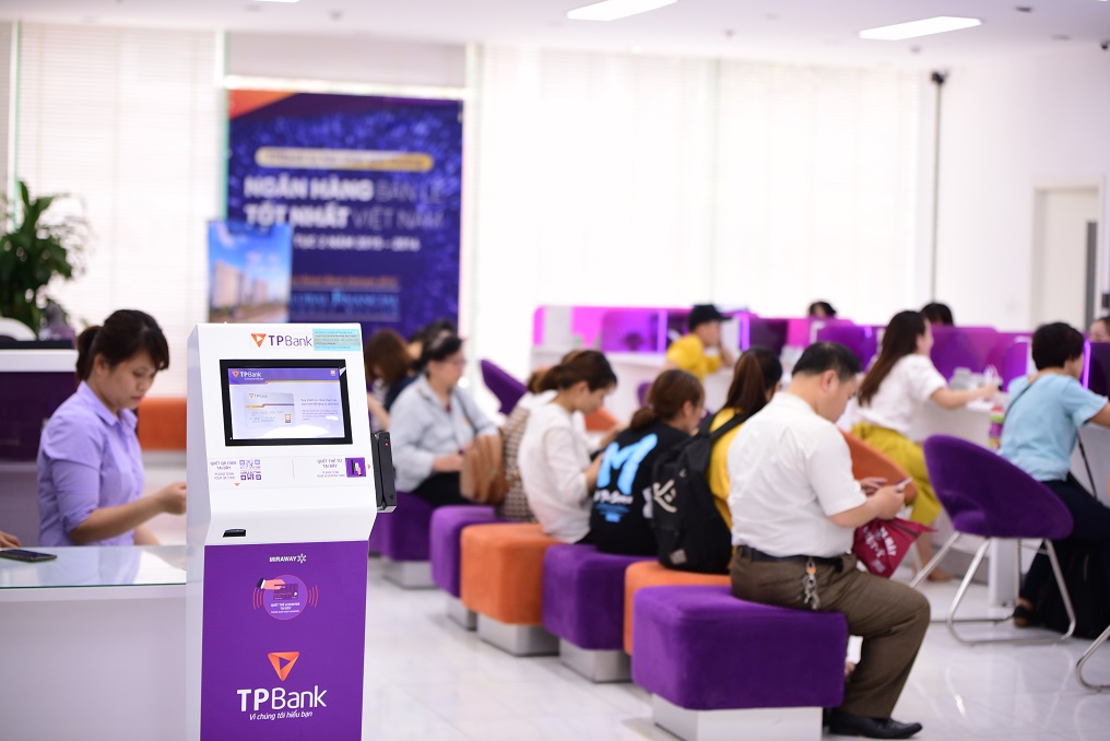 Tại mỗi điểm giao dịch TPBank đều đặt một m&aacute;y e-Counter &ndash; hệ thống ph&acirc;n luồng kh&aacute;ch h&agrave;ng tự động, gi&uacute;p kh&aacute;ch h&agrave;ng đăng k&yacute; dịch vụ mong muốn sử dụng tại quầy. Đ&acirc;y cũng l&agrave; một c&aacute;ch &ldquo;xếp h&agrave;ng&rdquo; gi&uacute;p kh&aacute;ch h&agrave;ng đến trước được phục vụ trước, kh&ocirc;ng phải chờ l&acirc;u tới lượt giao dịch của m&igrave;nh.