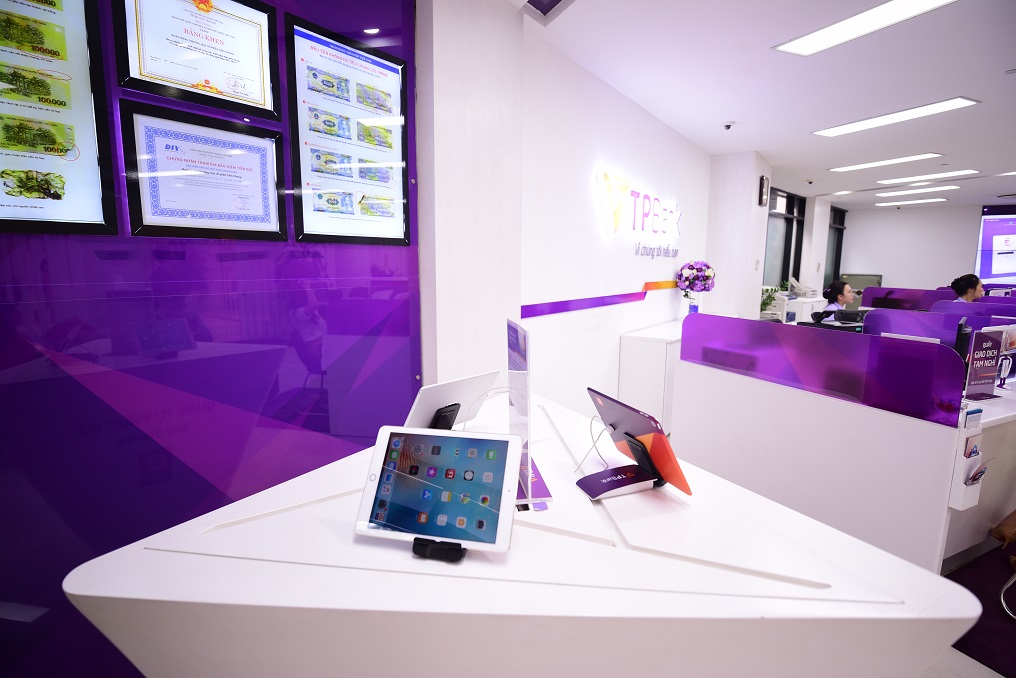 Kh&aacute;ch h&agrave;ng cũng c&oacute; thể tự thực hiện c&aacute;c giao dịch tại quầy Self service