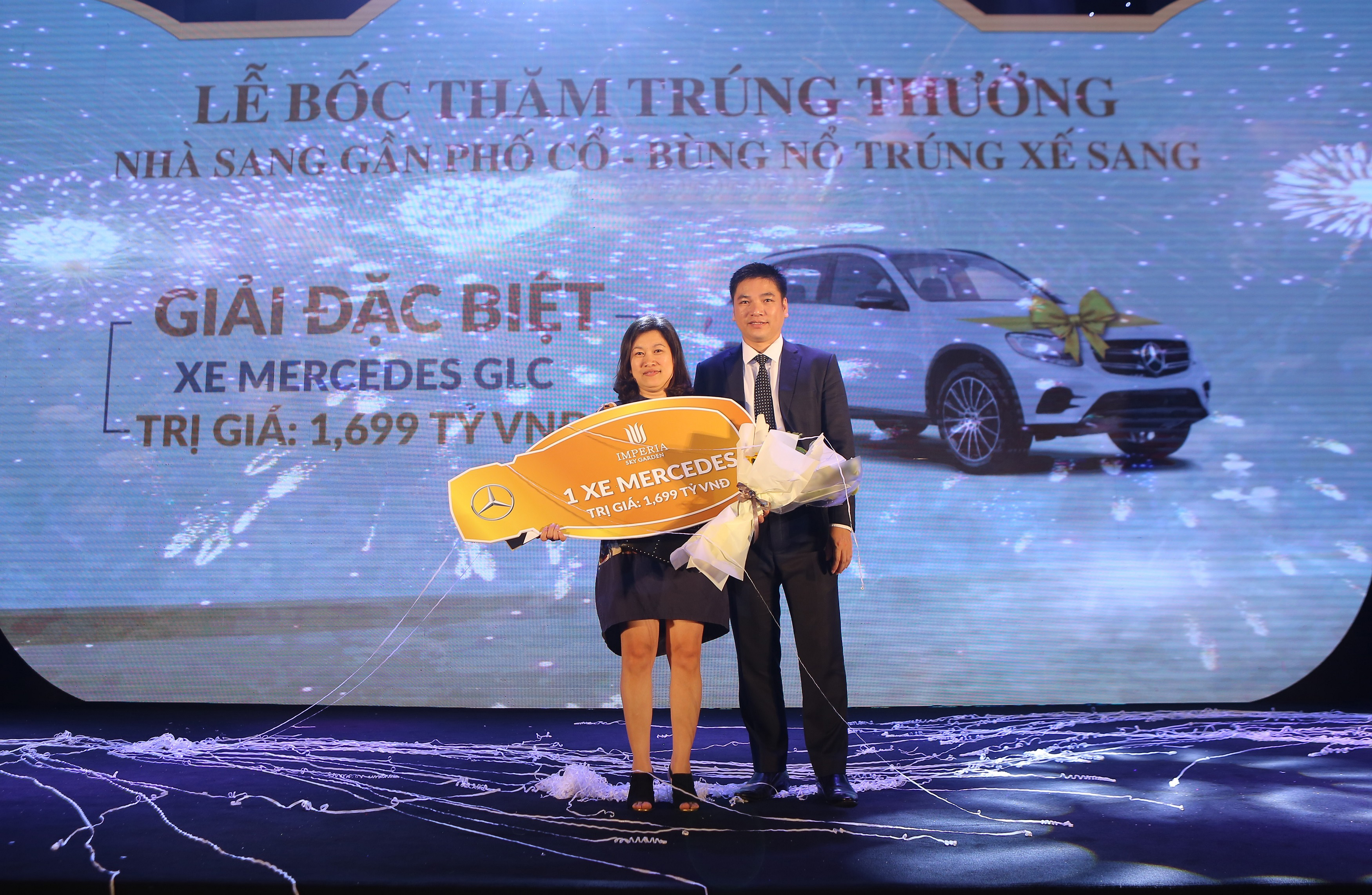 Chị Đ&agrave;o Thanh Thủy chủ nh&acirc;n căn hộ D2212 đ&atilde; may mắn tr&uacute;ng giải đặc biệt - chiếc xe Mercedes sang trọng trị gi&aacute; 1,69 tỷ đồng