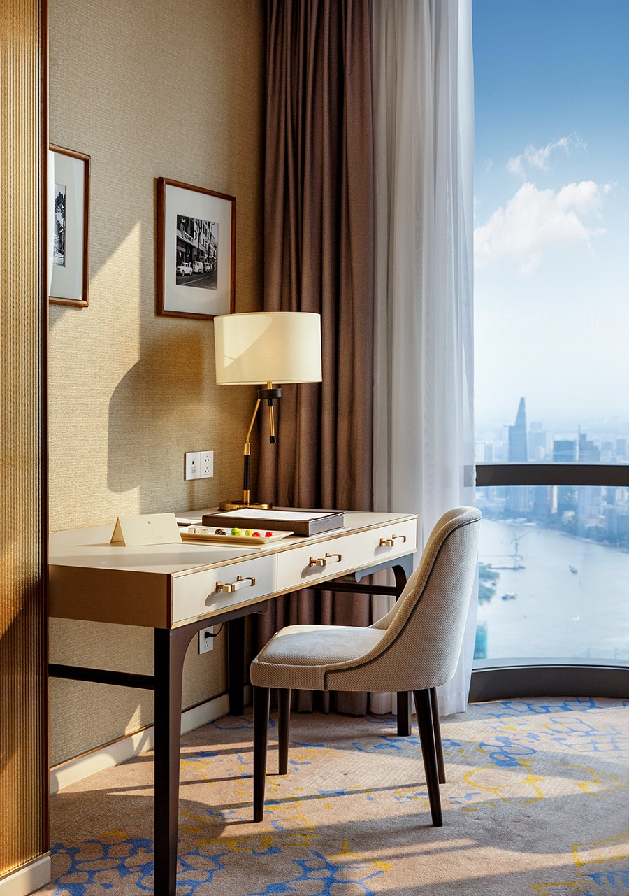 69 bức ảnh treo trong c&aacute;c ph&ograve;ng nghỉ của kh&aacute;ch sạn 5 sao cao nhất Đ&ocirc;ng Nam &Aacute; đều l&agrave; những t&aacute;c phẩm rất qu&yacute; gi&aacute; do b&agrave;n tay, tr&aacute;i tim của những người y&ecirc;u S&agrave;i G&ograve;n lưu giữ.