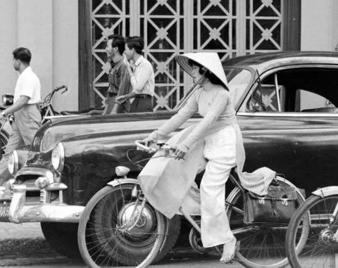 &ldquo;Mọi người vẫn thường nghĩ, vẻ đẹp l&agrave; thứ g&igrave; đ&oacute; rất to lớn, thật ra vẻ đẹp tối cao nhất của nghệ thuật ch&iacute;nh l&agrave; sự đơn giản&rdquo; &ndash; nh&agrave; sưu tầm P.V.T thổ lộ. &Ocirc;ng kể, khi lần đầu ti&ecirc;n &ocirc;ng ngắm nh&igrave;n bức h&igrave;nh của m&igrave;nh từ căn ph&ograve;ng kh&aacute;ch sạn Vinpearl Luxury Landmark 81 như một người kh&aacute;ch lạ t&igrave;m đến đ&acirc;y. T&agrave; &aacute;o d&agrave;i trắng, chiếc xe đạp th&acirc;n thương từ bức h&igrave;nh khiến &ocirc;ng thấy m&igrave;nh bỗng nhi&ecirc;n thư th&aacute;i, mọi thứ &ecirc;m đềm v&agrave; nhẹ nh&agrave;ng đến kh&oacute; tả.